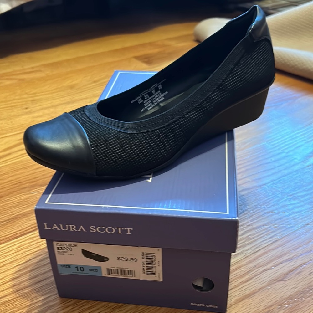 Laura Scott brand new black Caprice shoe low slight heel